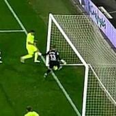 El gol fantasma que ni el árbitro ni el VAR concedieron al Elche en Mestalla ante el Valencia.