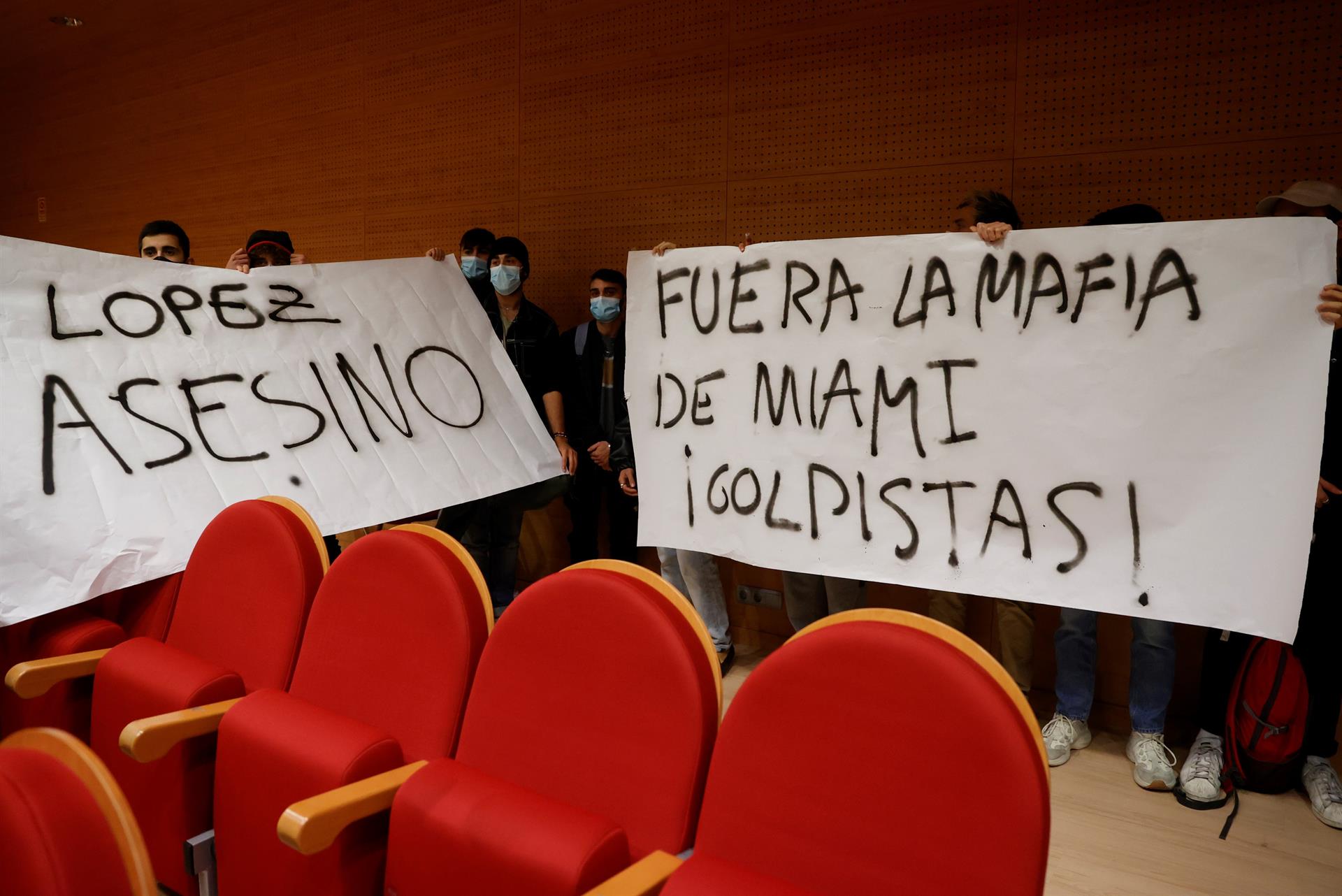 Intentan boicotear un acto de Leopoldo López en la Complutense al grito de "fuera fascistas de la universidad" Intentan boicotear un acto de Leopoldo López en la Complutense al grito de "fuera fascistas de la universidad"