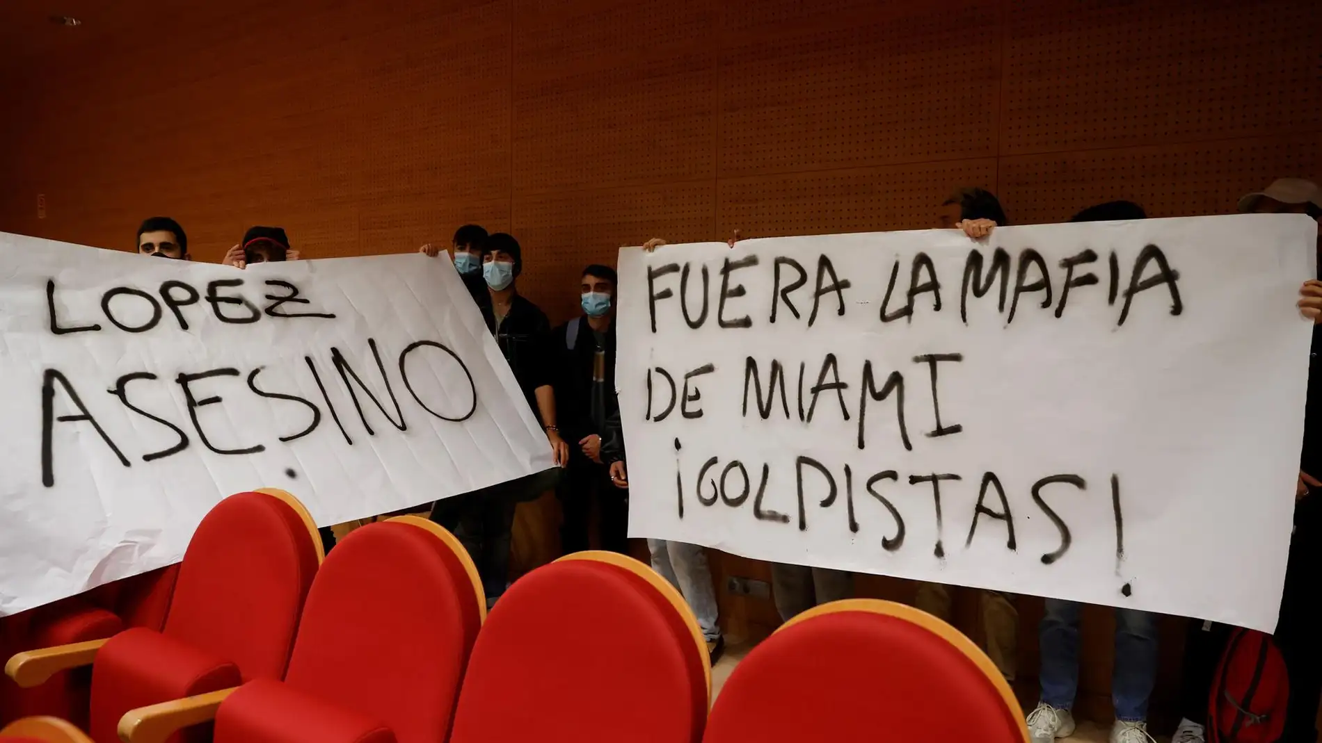 Intentan boicotear una conferencia de Leopoldo López en la Complutense al grito de "fuera fascistas de la universidad"