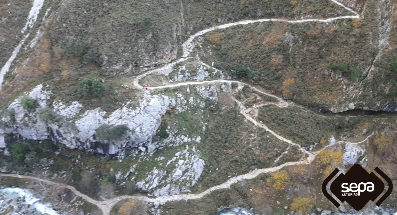 El grupo de rescate traslada a una senderista herida en una pierna mientras hacía una ruta en Cabrales El grupo de rescate traslada a una senderista herida en una pierna mientras hacía una ruta en Cabrales
