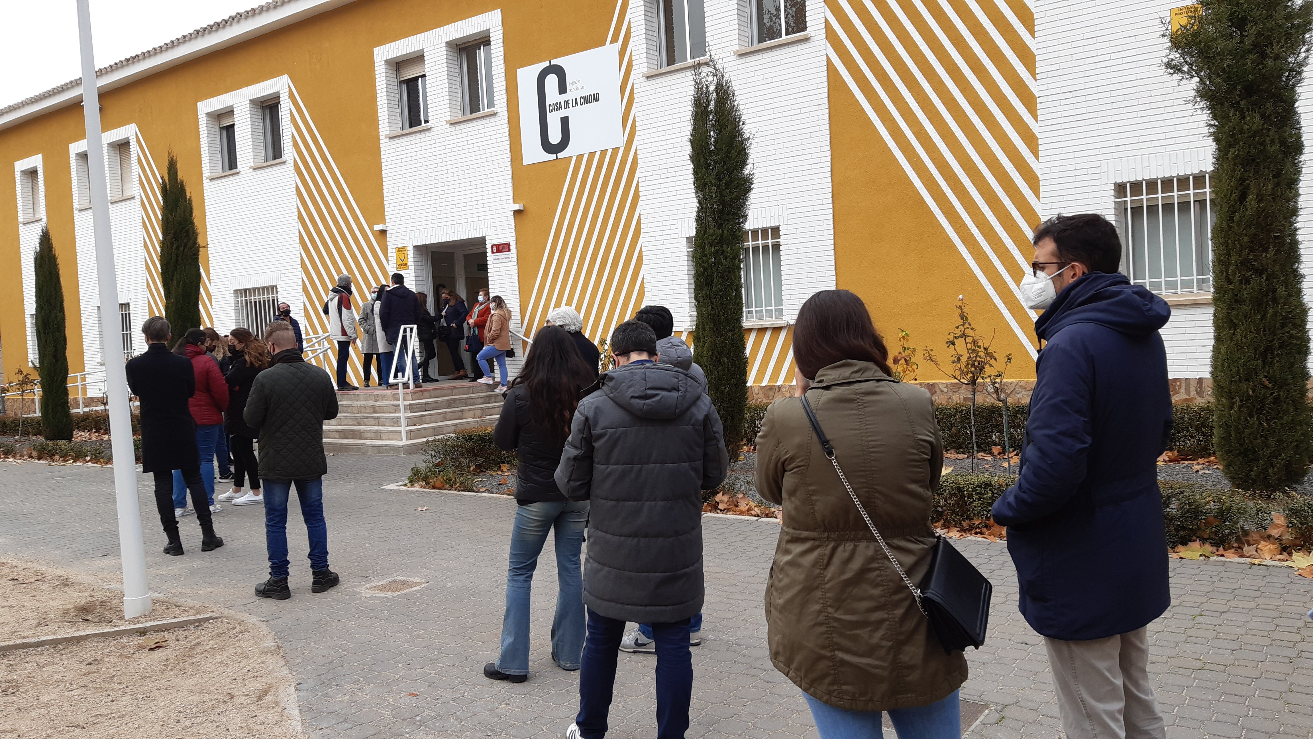 Decenas de personas acuden al casting de figurantes para el rodaje de una serie en Ciudad Real Decenas de personas acuden al casting de figurantes para el rodaje de una serie en Ciudad Real
