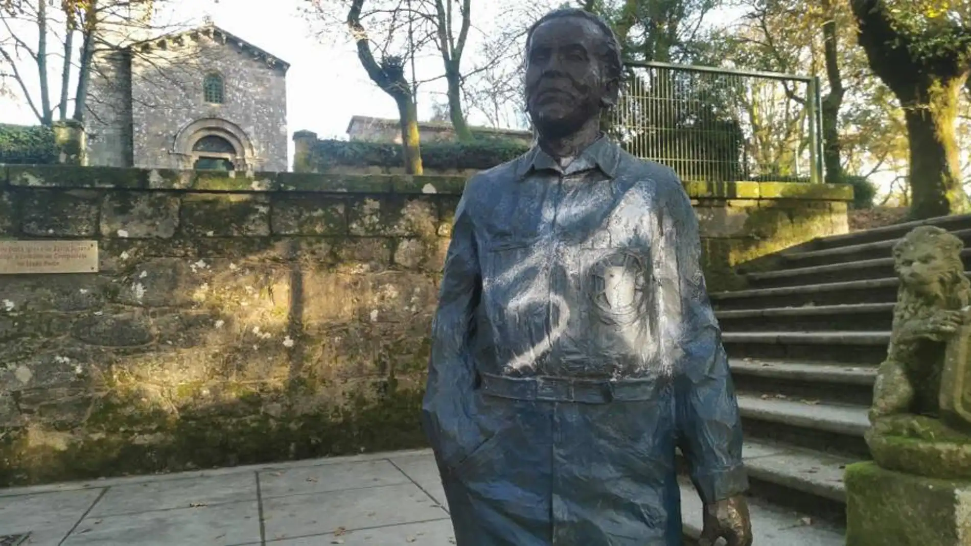 Pintada sobre la estatua de Federico García Lorca 