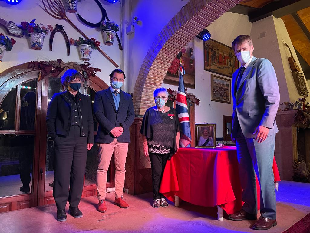 La medalla del Imperio Británico se otorga en reconocimiento al servicio militar o civil meritorio La medalla del Imperio Británico se otorga en reconocimiento al servicio militar o civil meritorio