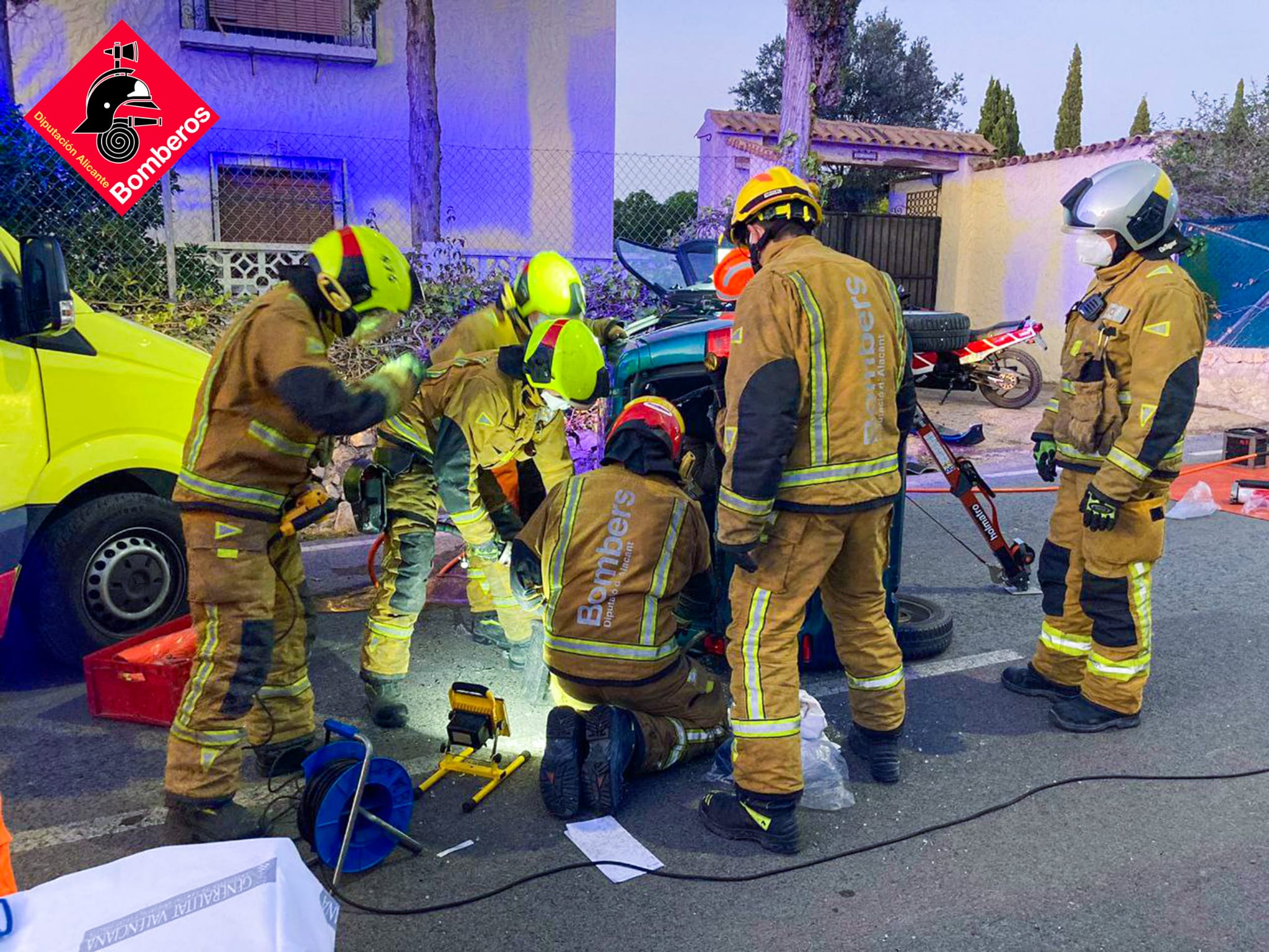 Dos heridas en La Vila Joiosa al volcar su coche ciclomotor y quedar atrapadas Dos heridas en La Vila Joiosa al volcar su coche ciclomotor y quedar atrapadas