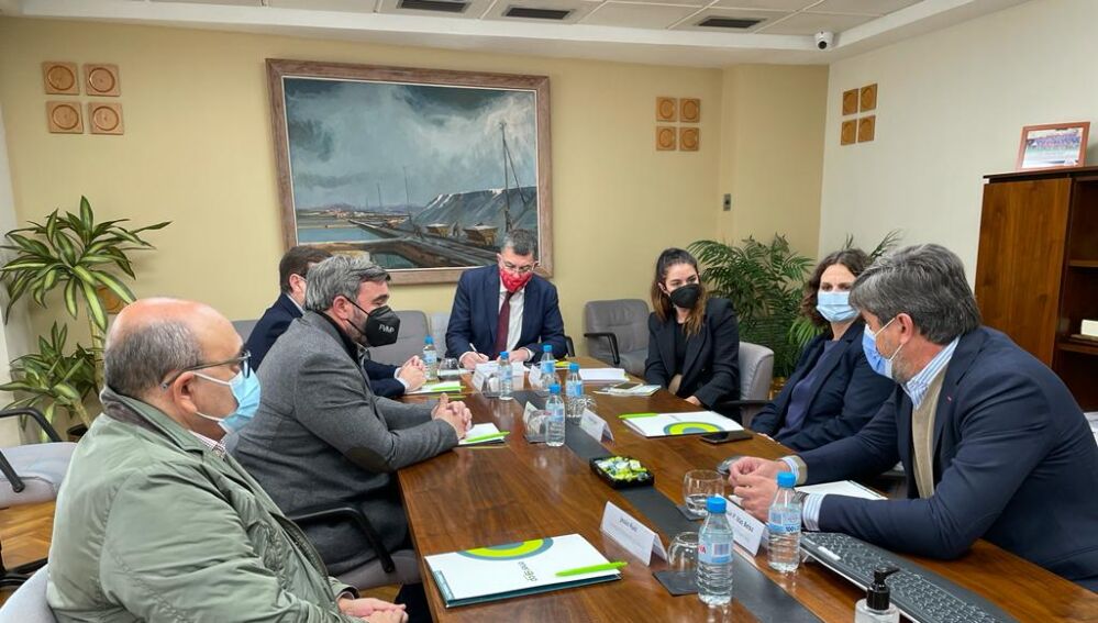Visita del presidente de Les Corts y la consellera a la Cooperativa Eléctrica de Crevillent.