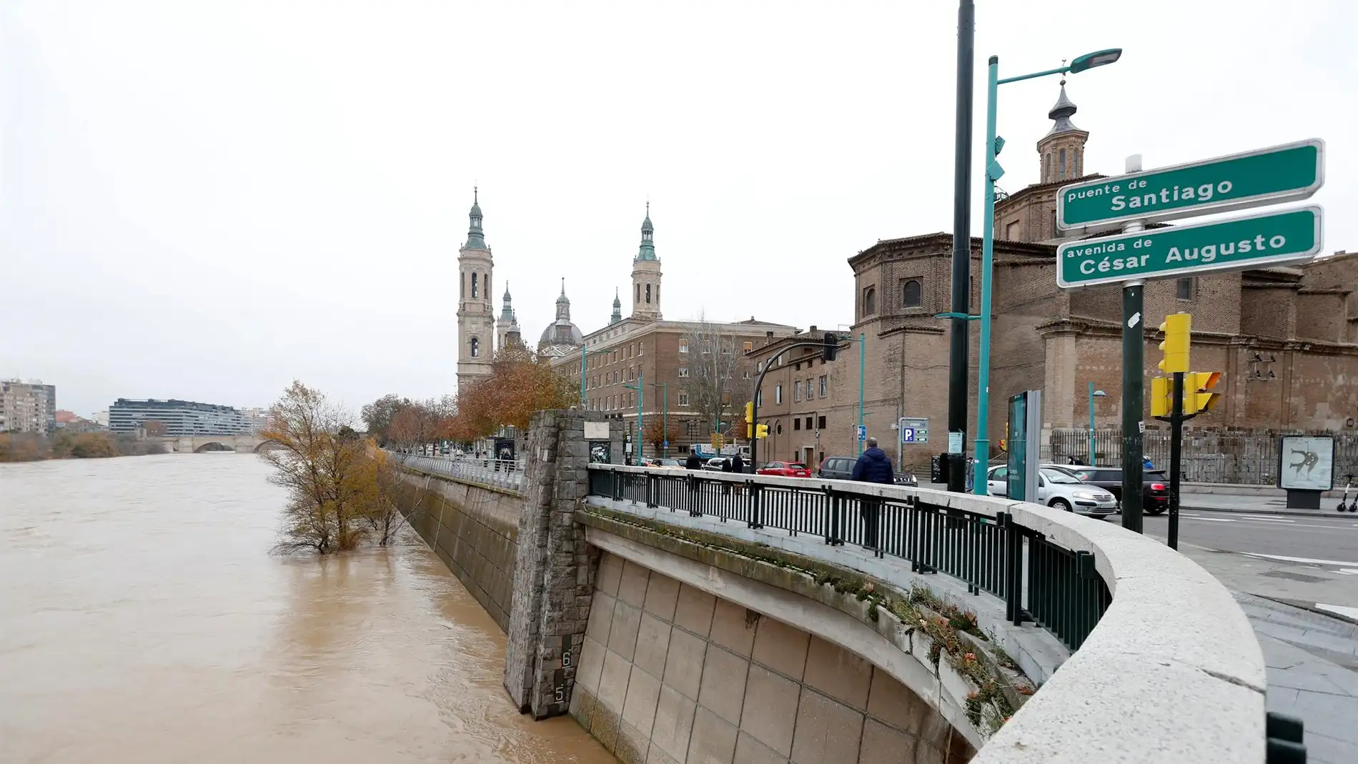 Vista del río Ebro desde el Puente de Santiago de Zaragoza este lunes.