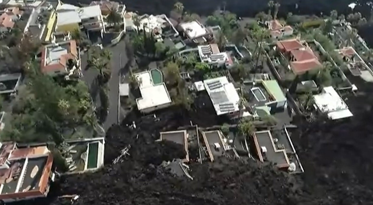 El derrame de una colada destruye edificaciones en la zona de Las Norias de La Palma El derrame de una colada destruye edificaciones en la zona de Las Norias de La Palma