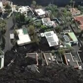 El derrame de una colada destruye edificaciones en la zona de Las Norias de La Palma