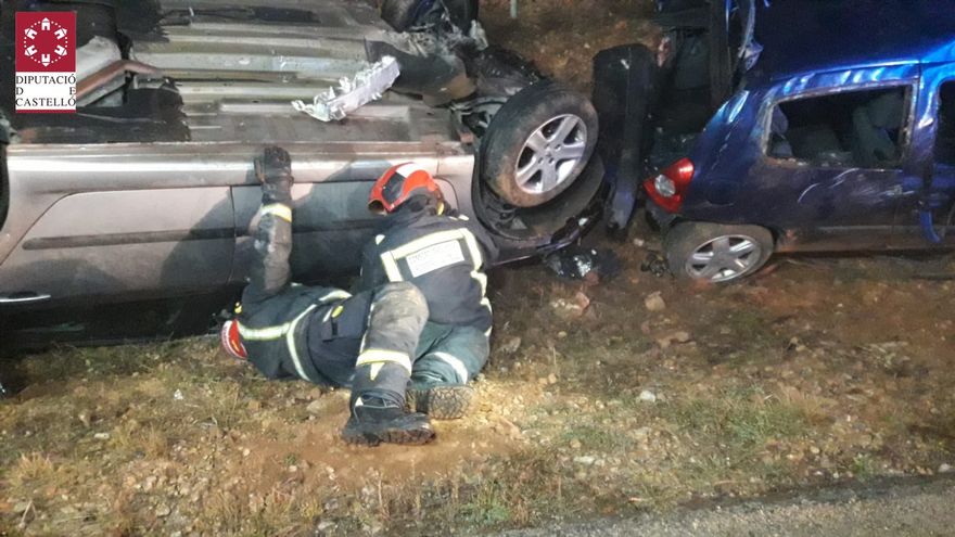 Heridas tres personas en un accidente entre dos coches en la CV-10, en Benlloc Heridas tres personas en un accidente entre dos coches en la CV-10, en Benlloc
