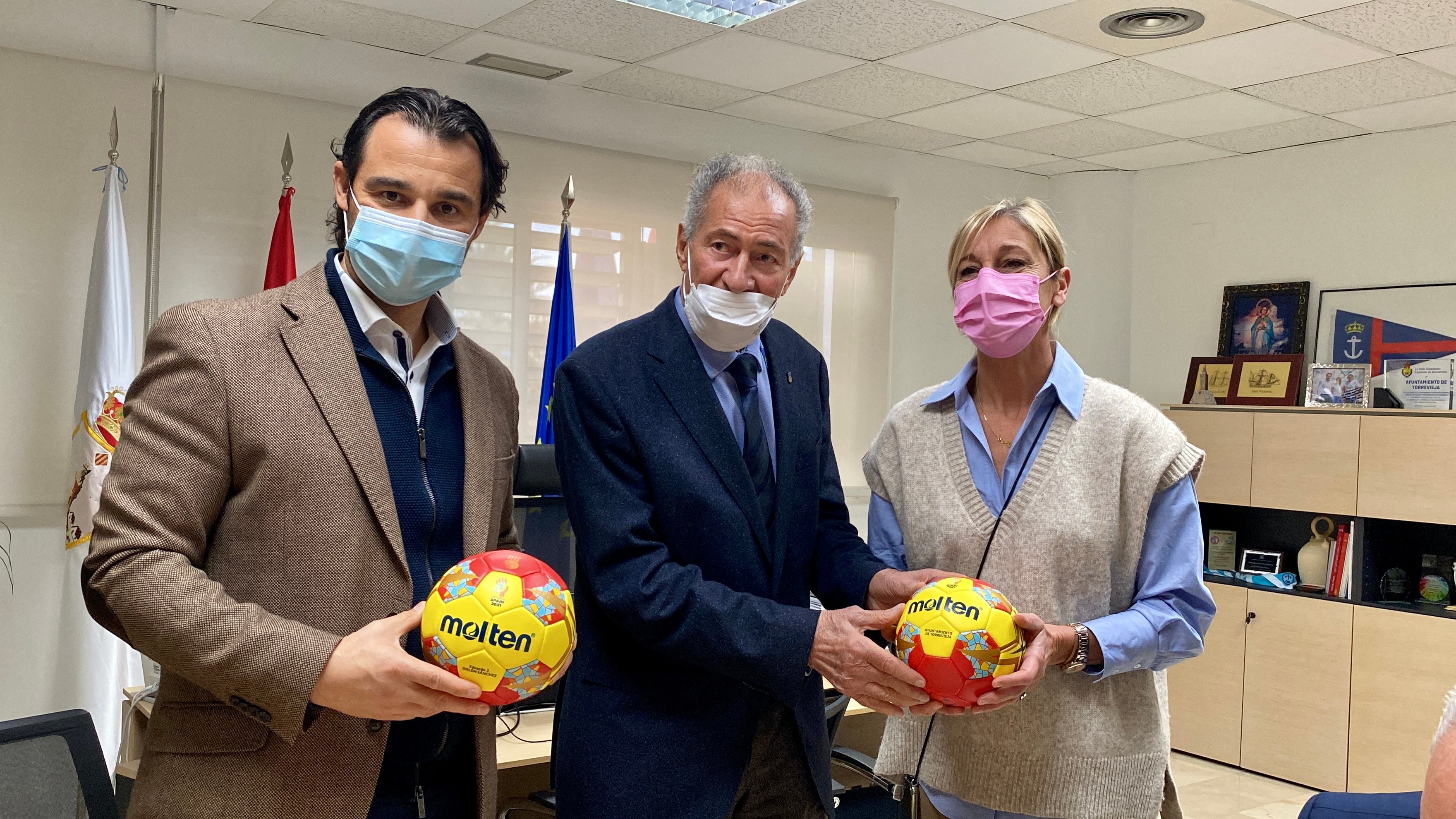 El Dr. Hassan Moustafa, y Francisco Blázquez, han firmado en el Libro de Honor del Ayuntamiento de Torrevieja El Dr. Hassan Moustafa, y Francisco Blázquez, han firmado en el Libro de Honor del Ayuntamiento de Torrevieja