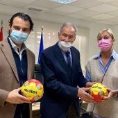 El Dr. Hassan Moustafa, y Francisco Blázquez, han firmado en el Libro de Honor del Ayuntamiento de Torrevieja 