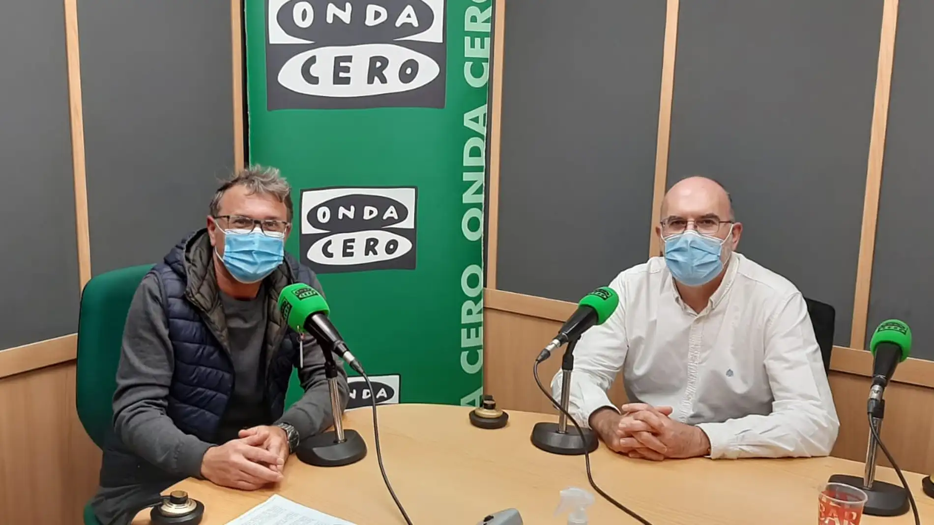 El concejal de Medio Ambiente, Manuel Villar, en los estudios de Onda Cero Alicante con Juan Carlos Fresneda