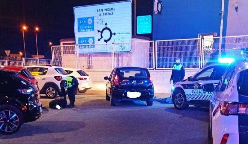 La Policía Local de Rojales detiene a una persona tras intentar atropellar a un agente La Policía Local de Rojales detiene a una persona tras intentar atropellar a un agente