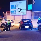 La Policía Local de Rojales detiene a una persona tras intentar atropellar a un agente La Policía Local de Rojales detiene a una persona tras intentar atropellar a un agente