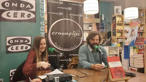 El escritor Jacobo Bergareche presentando "Los días perfectos" (Libros del Asteroide) en la librería Cronopios Entre micros y libros