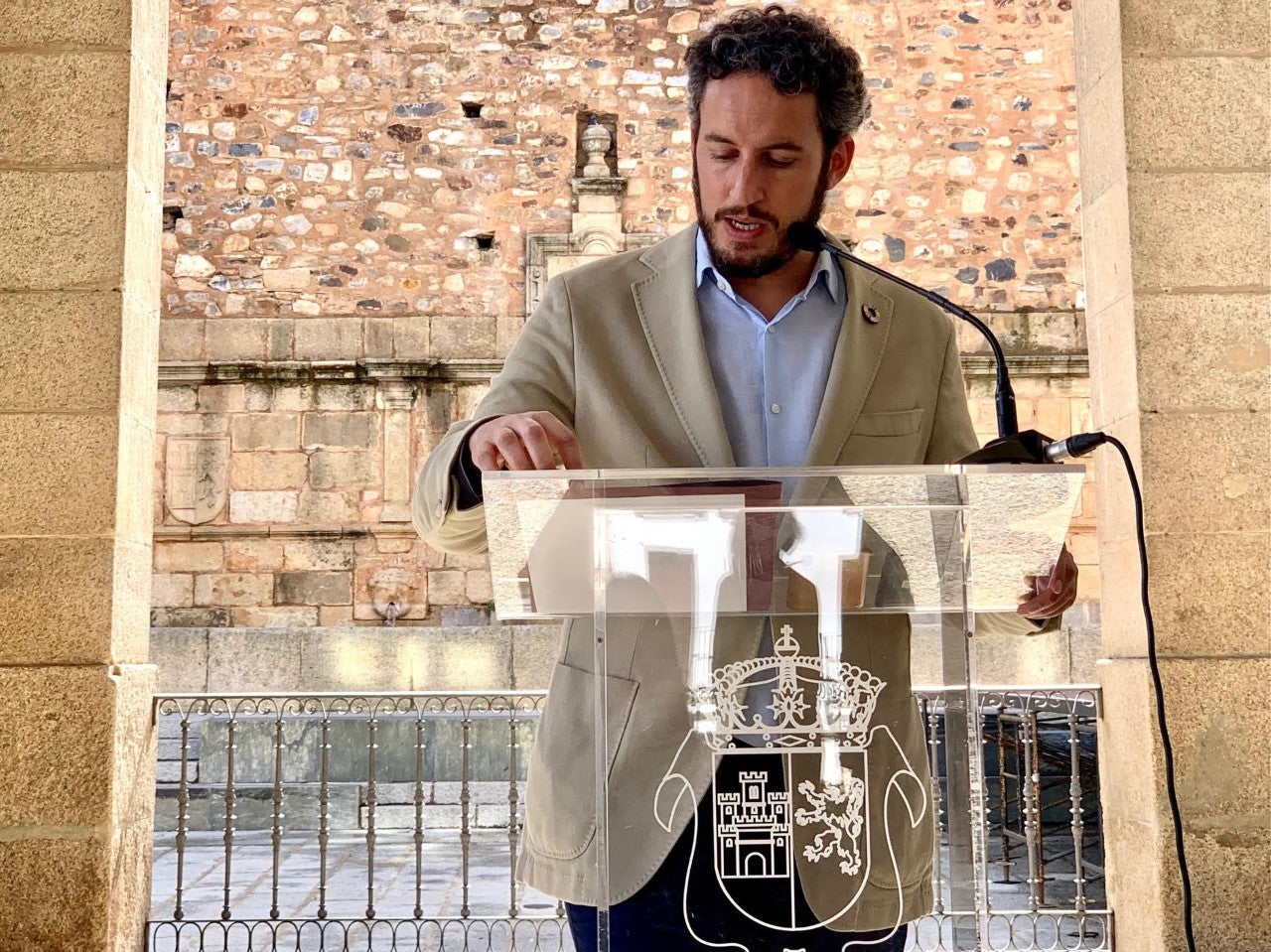 El concejal de Seguridad Ciudadana de Cáceres, multado por la Policía Local por no tener seguro ni la ITV pasada El concejal de Seguridad Ciudadana de Cáceres, multado por la Policía Local por no tener seguro ni la ITV pasada