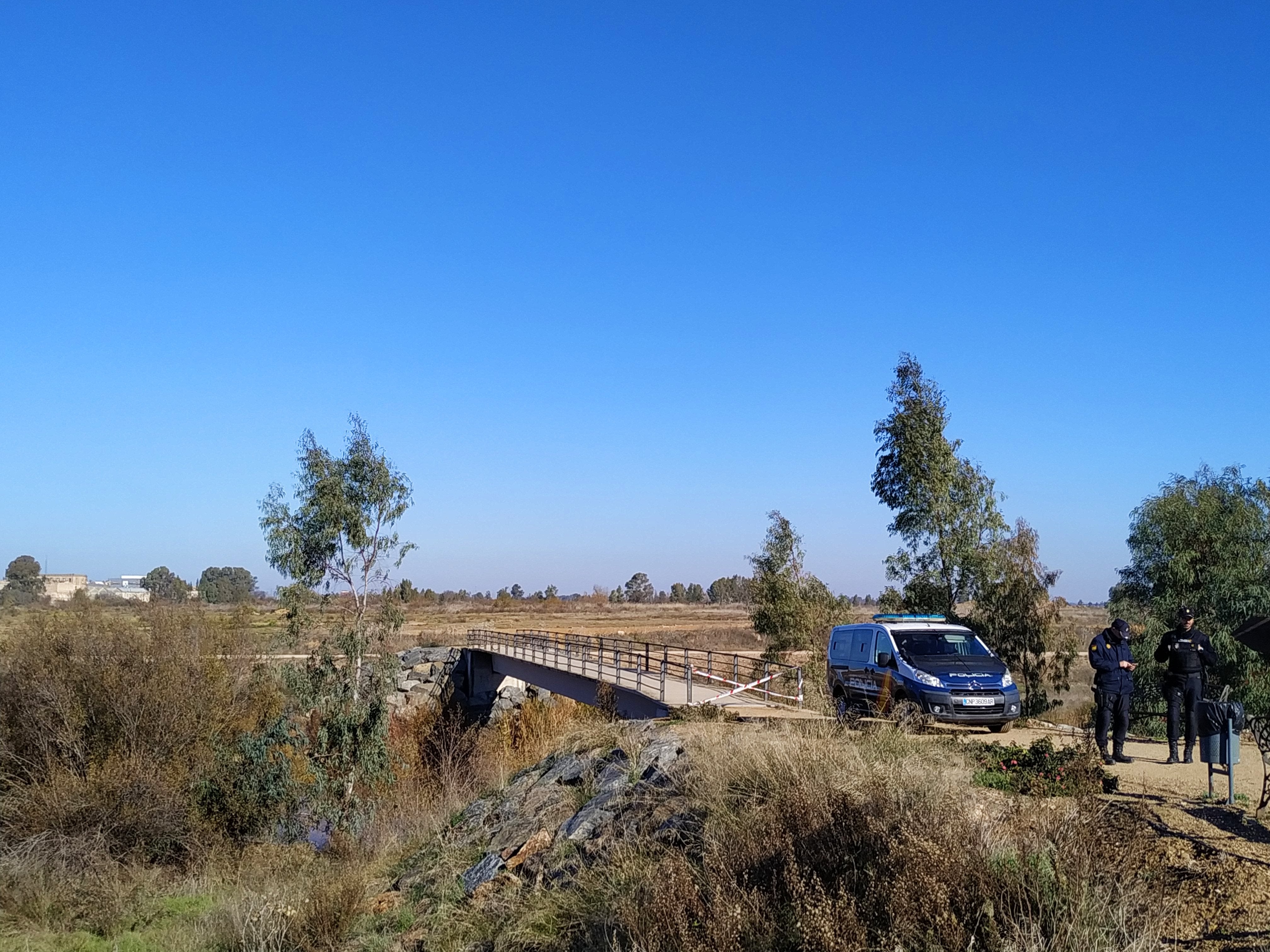 Los buzos de los GEOS reanudan la búsqueda de Pablo Sierra en el río Guadiana a su paso por Badajoz Los buzos de los GEOS reanudan la búsqueda de Pablo Sierra en el río Guadiana a su paso por Badajoz