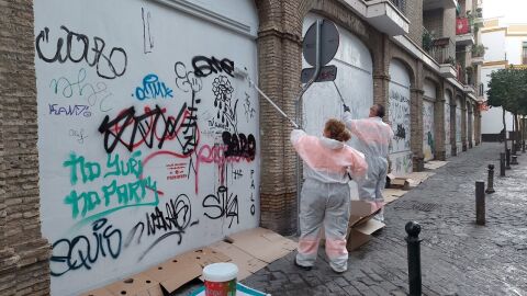 Operarios de Lipassam realizan trabajos de limpieza de grafitis