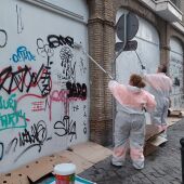 Operarios de Lipassam realizan trabajos de limpieza de grafitis