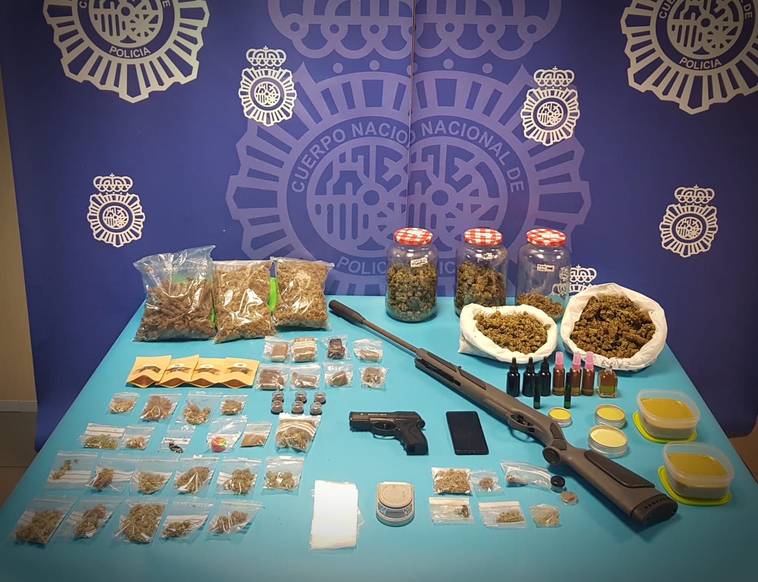 La Policía Nacional desactiva un punto de venta de drogas en una asociación cannábica de Benicarló La Policía Nacional desactiva un punto de venta de drogas en una asociación cannábica de Benicarló