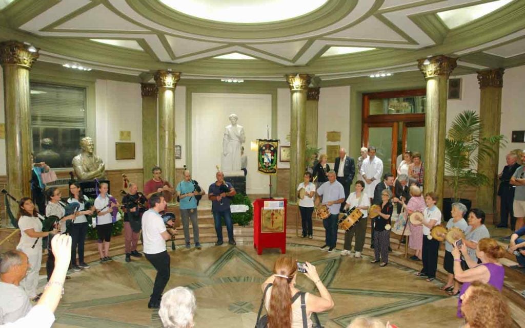 «Ningunha comunidade traballou tanto cos seus cidadáns no exterior e axudou a que as familias mantivesen os lazos co país» «Ningunha comunidade traballou tanto cos seus cidadáns no exterior e axudou a que as familias mantivesen os lazos co país»