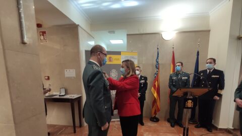 La subdelegada del Gobierno, Araceli Poblador, impone la medalla al capitán Emilio López Riscos La subdelegada del Gobierno, Araceli Poblador, impone la medalla al capitán Emilio López Riscos