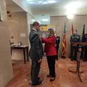 La subdelegada del Gobierno, Araceli Poblador, impone la medalla al capitán Emilio López Riscos