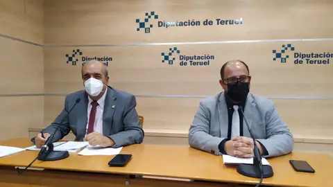 El equipo de gobierno PSOE-PAR ha presentado esta mañana el borrador del presupuesto MANUEL RANDO Y ALBERTO IZQUIERDO