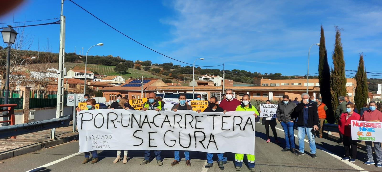 Cortan una carretera en Horcajo de los Montes para pedir su arreglo urgente Cortan una carretera en Horcajo de los Montes para pedir su arreglo urgente