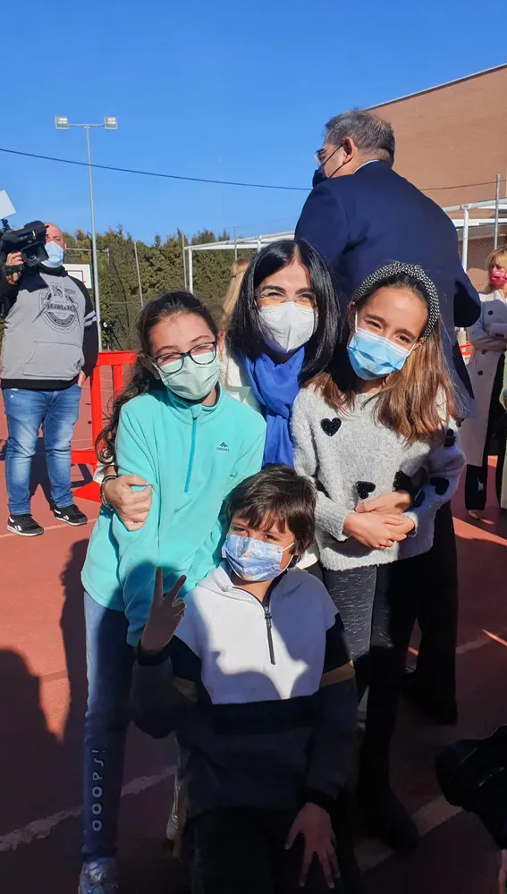 La Ministra Darias junto a varios niños vacunados en Alcázar