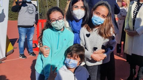 La Ministra Darias junto a varios niños vacunados en Alcázar La Ministra Darias junto a varios niños vacunados en Alcázar