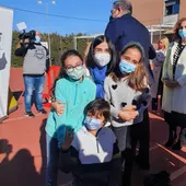 La Ministra Darias junto a varios niños vacunados en Alcázar La Ministra Darias junto a varios niños vacunados en Alcázar