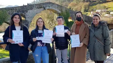 Entrega de los vales para canjear en la hostelería canguesa Entrega de los vales para canjear en la hostelería canguesa