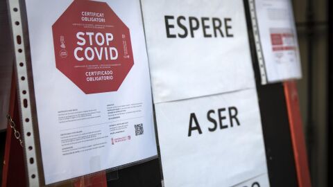 Un local muestra en su puerta la exigencia de mostrar el pasaporte Covid, a 4 de diciembre de 2021, en Valencia. 