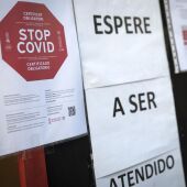 Un local muestra en su puerta la exigencia de mostrar el pasaporte Covid, a 4 de diciembre de 2021, en Valencia. 