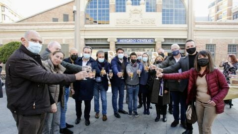 El tradicional brindis navide&ntilde;o con los vendedores de los mercados municipales