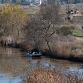 Una unidad canina policial se incorpora a la búsqueda en el río Guadiana en Badajoz de pistas sobre Pablo Sierra