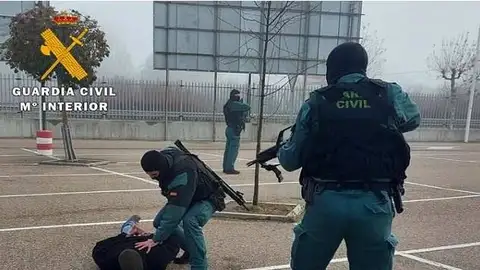 La Guardia Civil realiza un simulacro de atentado terrorista en una zona comercial de Laguna de Duero (Valladolid) La Guardia Civil realiza un simulacro de atentado terrorista en una zona comercial de Laguna de Duero (Valladolid)