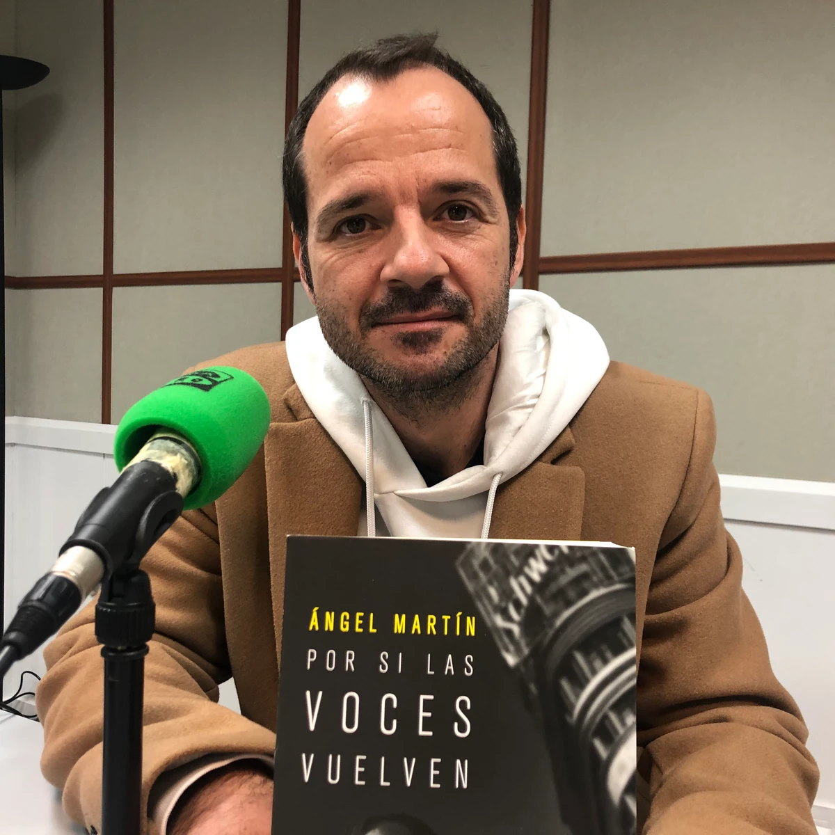 Reseña: Por si las voces vuelven, de Ángel Martín