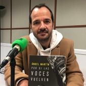 Ángel Martín presentando "Por si las voces vuelven"