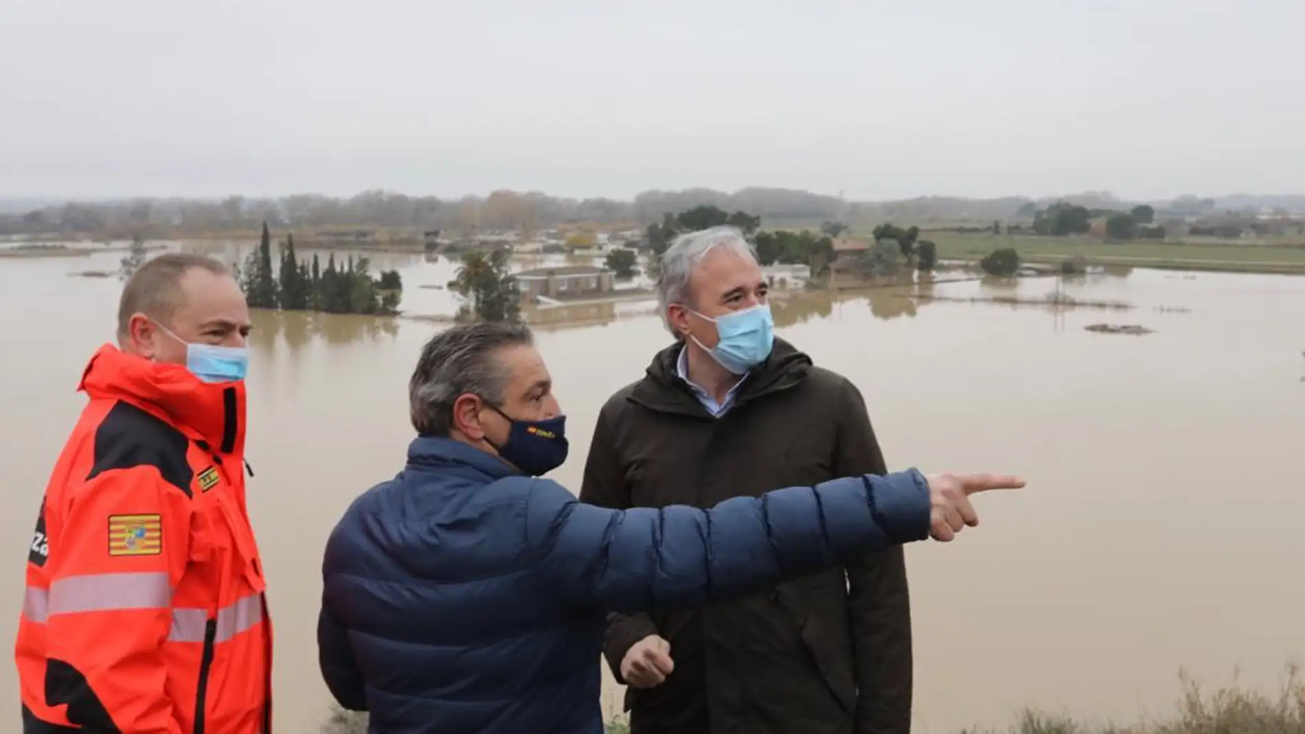 El alcalde, Jorge Azcón, ha visitado varias zonas afectadas, como Juslibol y Monzalbarba