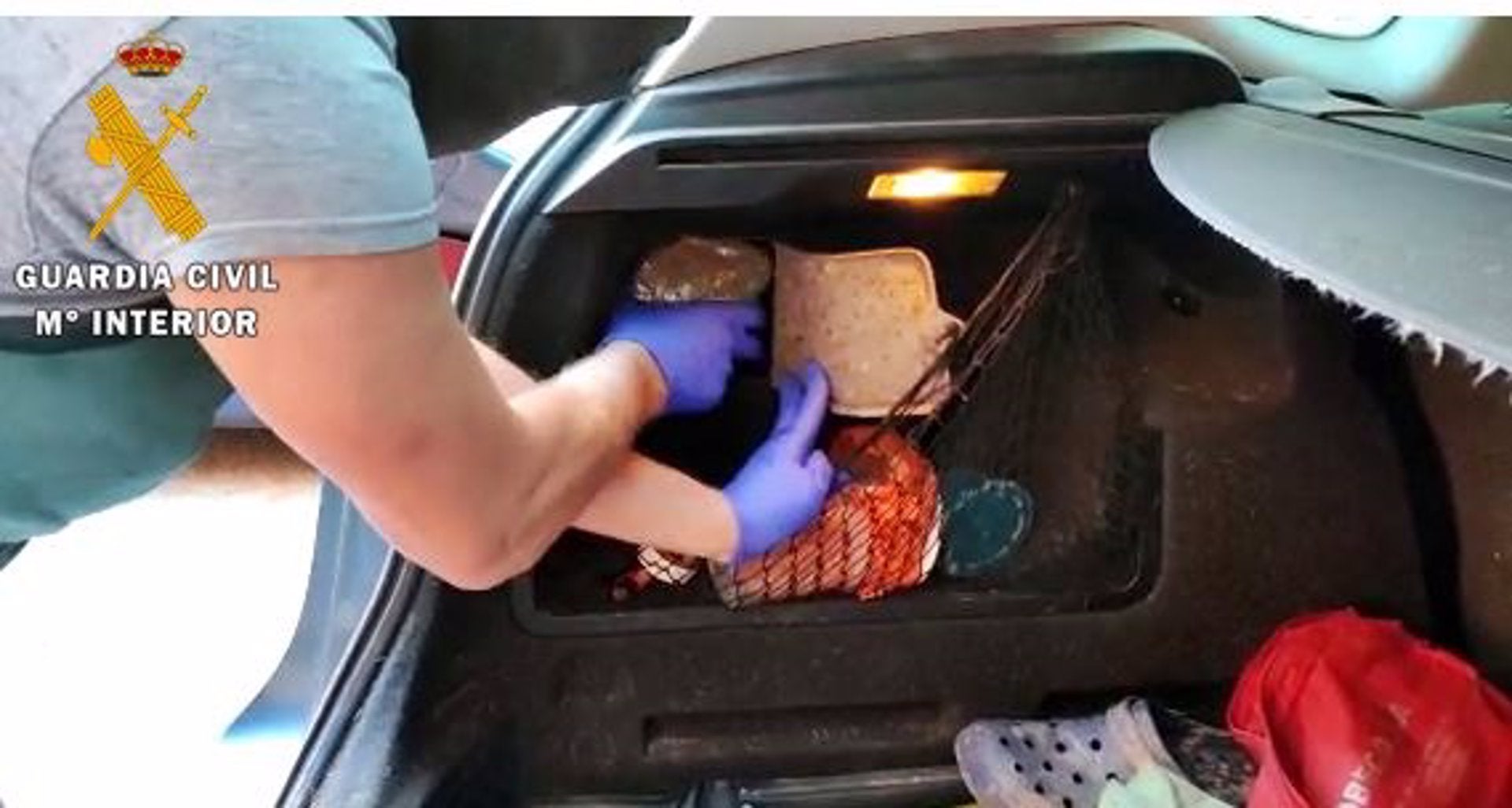 Interceptan a la entrada de Badajoz más de 3 kilos de hachís ocultos en un vehículo Interceptan a la entrada de Badajoz más de 3 kilos de hachís ocultos en un vehículo