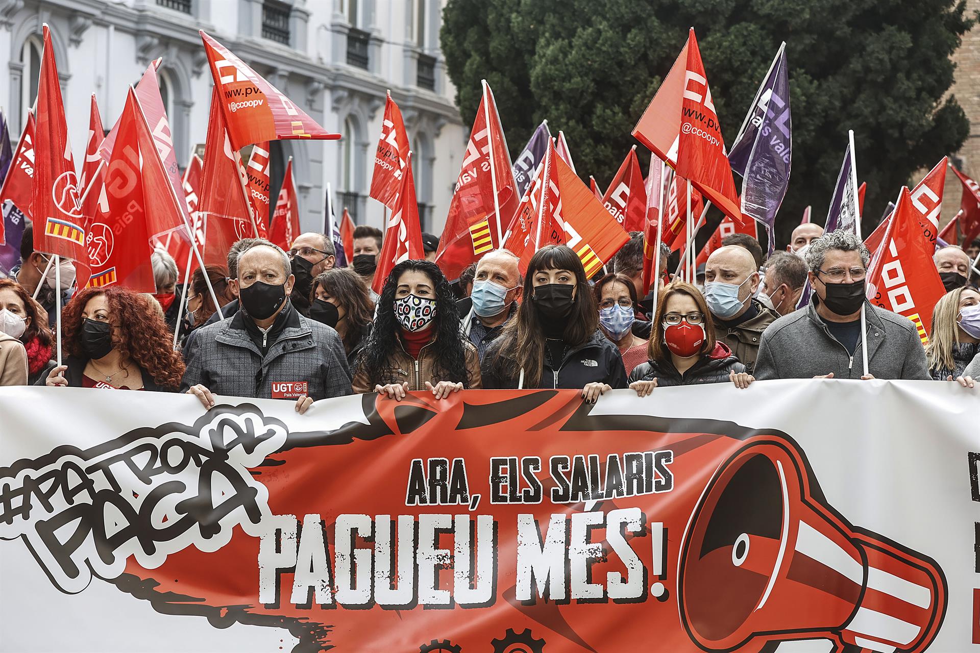 Los sindicatos protestan ante la patronal para exigir que suba los salarios acorde a la inflación Los sindicatos protestan ante la patronal para exigir que suba los salarios acorde a la inflación