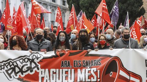 CCOO PV y UGT PV se concentran ante la sede de la Confederación Empresarial de la Comunitat Valenciana (CEV).