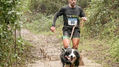 Marcos Santiago y Odie en una competici&oacute;n de Canicross