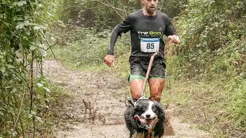 Marcos Santiago y Odie Marcos Santiago y Odie en una competición de Canicross