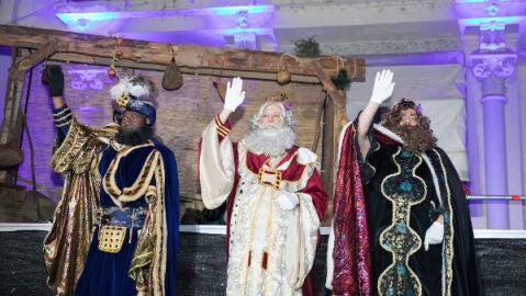 Los Reyes Magos saludando desde el Casino en la &uacute;ltima edici&oacute;n de la cabalgata.