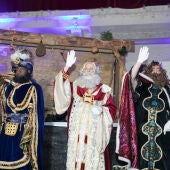 Los Reyes Magos saludando desde el Casino en la última edición de la cabalgata.
