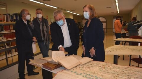 En la imagen, Antonio Manresa, junto a Susana Llorens, y los profesores Baldaqu&iacute; y Alberola