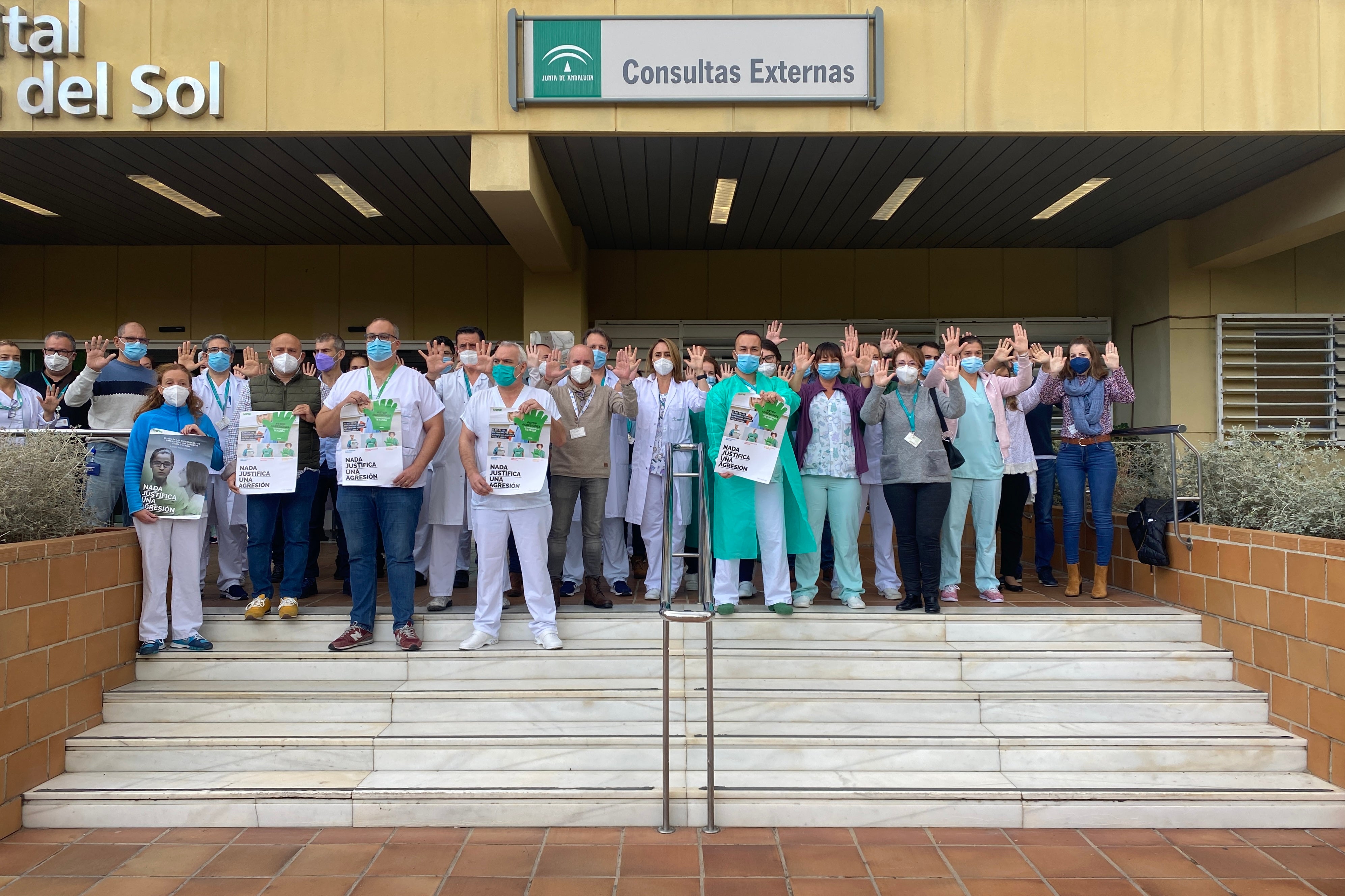 Enfermeros y enfermeras del hospital Costa del Sol se concentran contra las agresiones Enfermeros y enfermeras del hospital Costa del Sol se concentran contra las agresiones